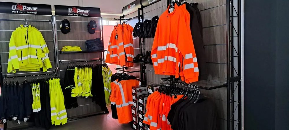 Abbigliamento alta visibilità in negozio