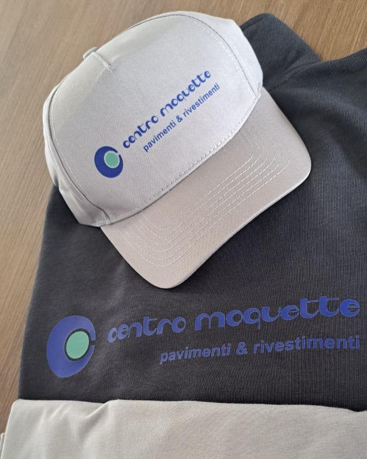 T-shirt e cappellini personalizzati con logo Centro Moquette, pavimenti e rivestimenti