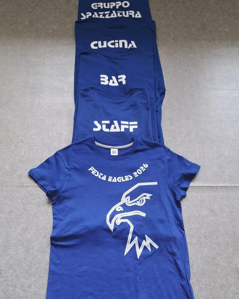 T-shirt blu personalizzate per evento Festa Eagles 2026 con ruoli staff, bar e cucina