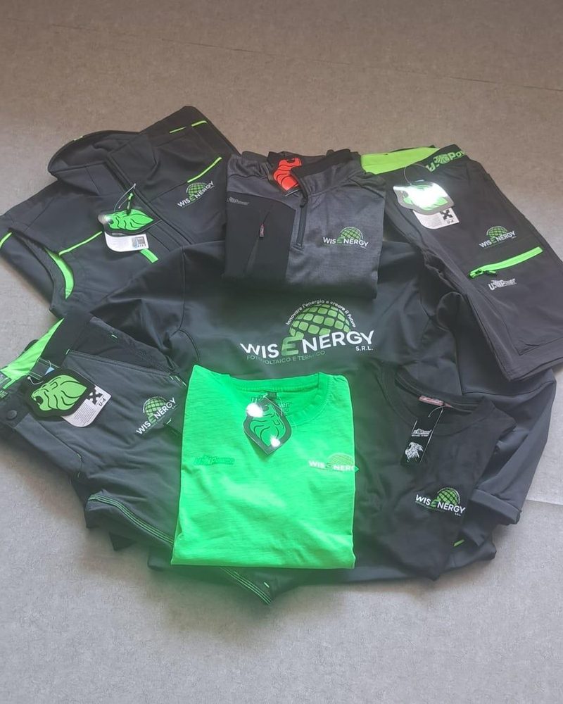Divisa da lavoro U-Power personalizzata con logo Wisenergy: softshell, pile, polo e pantaloni